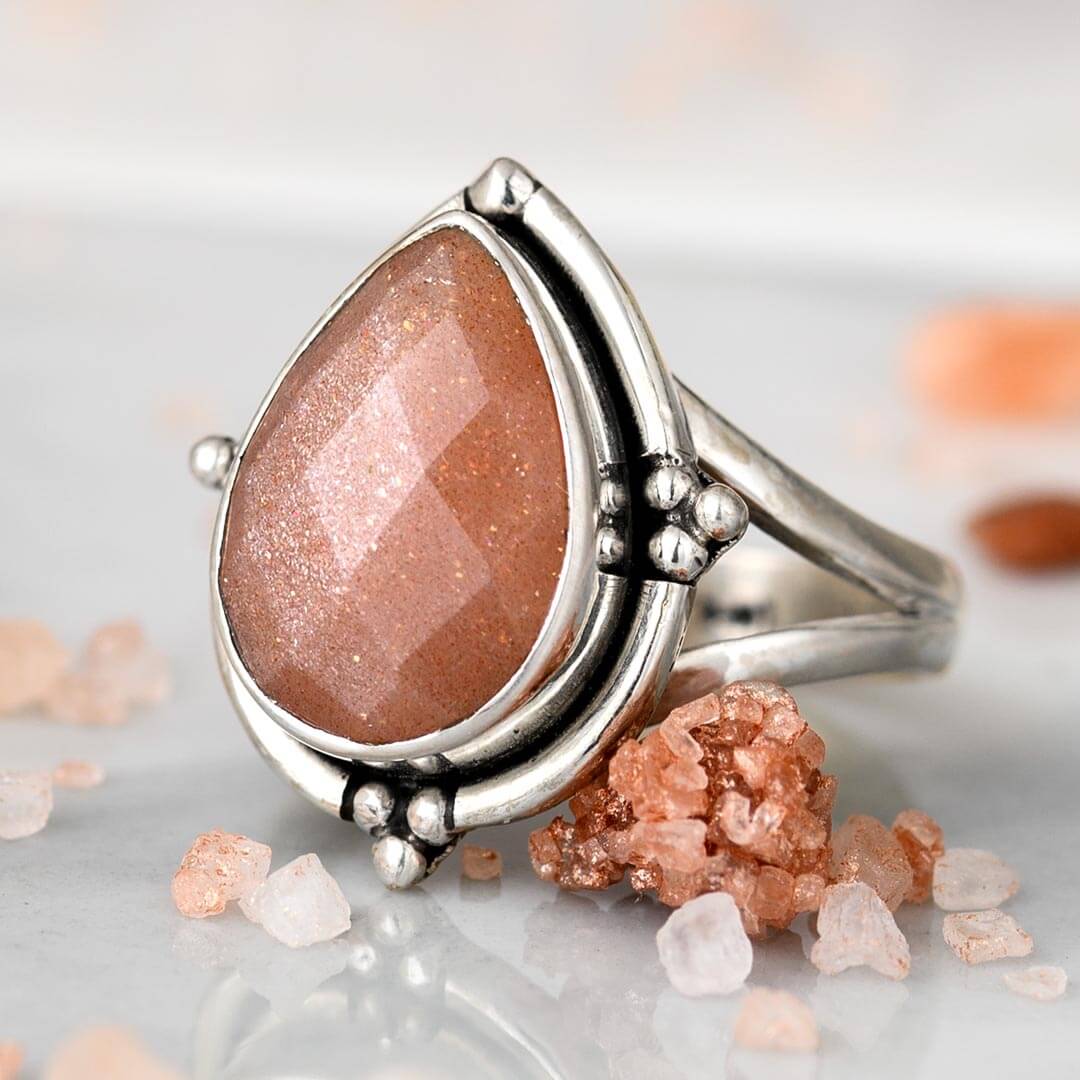 Anillo de piedra de luna melocotón en forma de lágrima – imagen 3