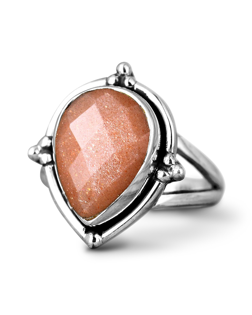 Anillo de piedra de luna melocotón en forma de lágrima