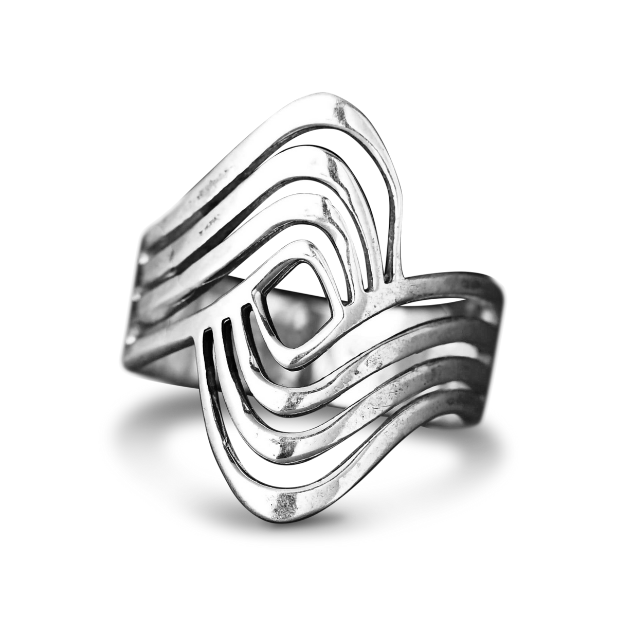 Anillo protagonista bohemio con forma de ola