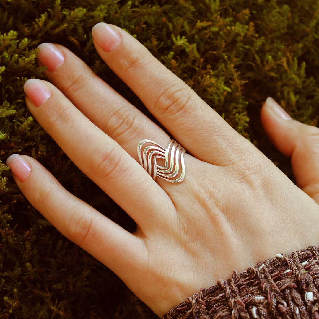 Anillo protagonista bohemio con forma de ola – imagen 3