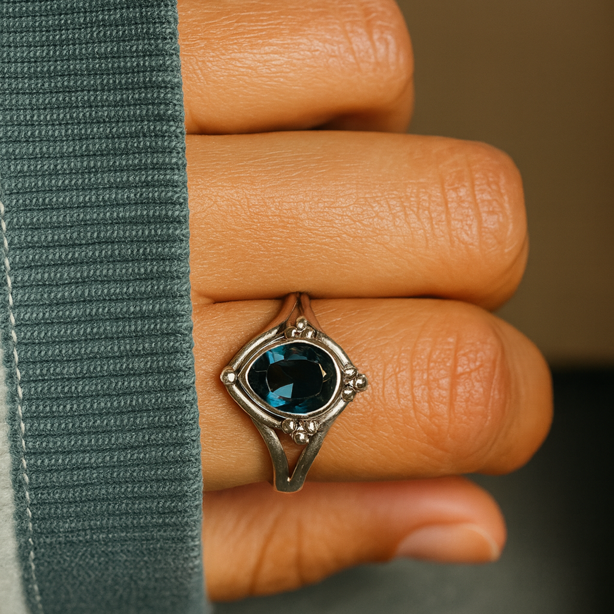 Anillo de topacio azul en forma de gota – imagen 2