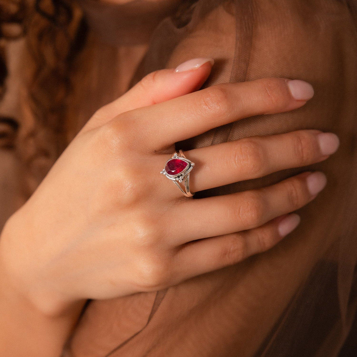 Anillo boho de rubí en forma de lágrima – imagen 2