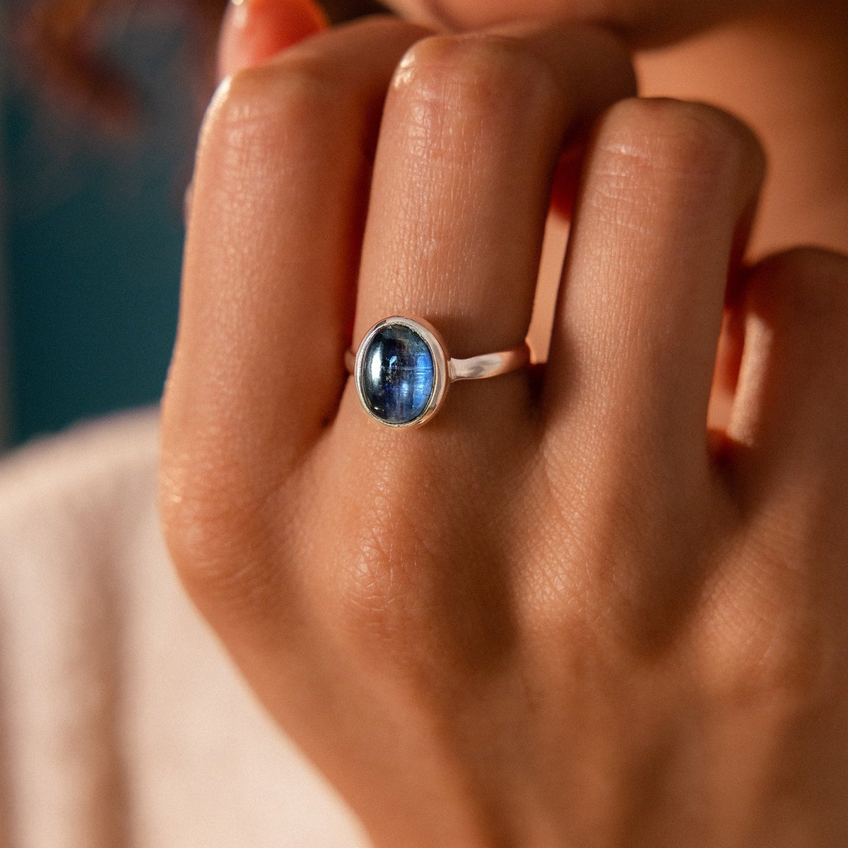Anillo ovalado de plata con cianita – imagen 2
