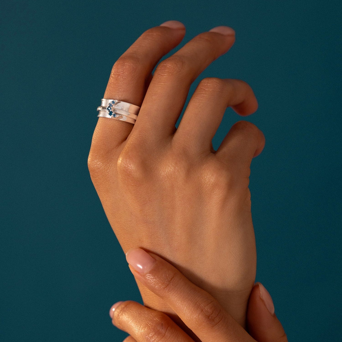 Anillo fidget con topacio azul y luna – imagen 2