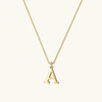 Collar vintage dorado con inicial