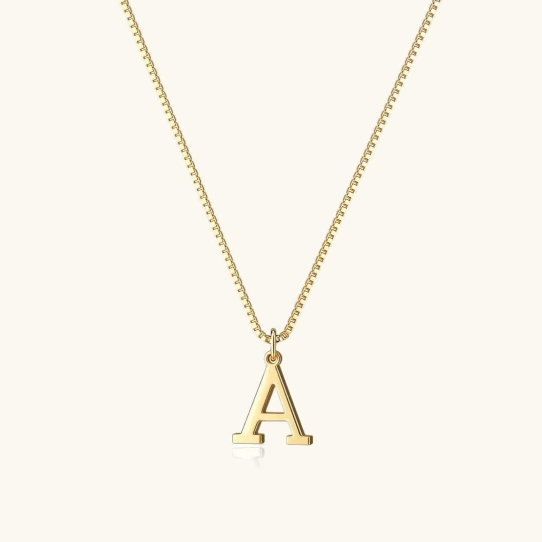 Collar vintage dorado con inicial