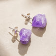 Pendientes de botón abstractos de cristal amatista – imagen 2