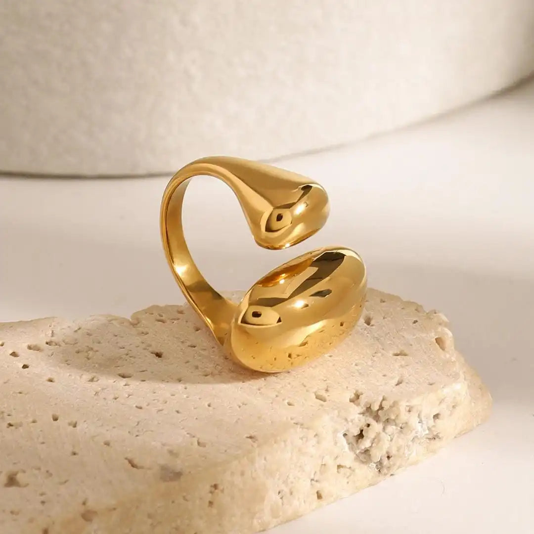 Anillo minimalista dorado de línea fluida – imagen 2