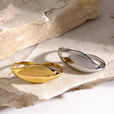 Anillo doble dorado atemporal – imagen 3