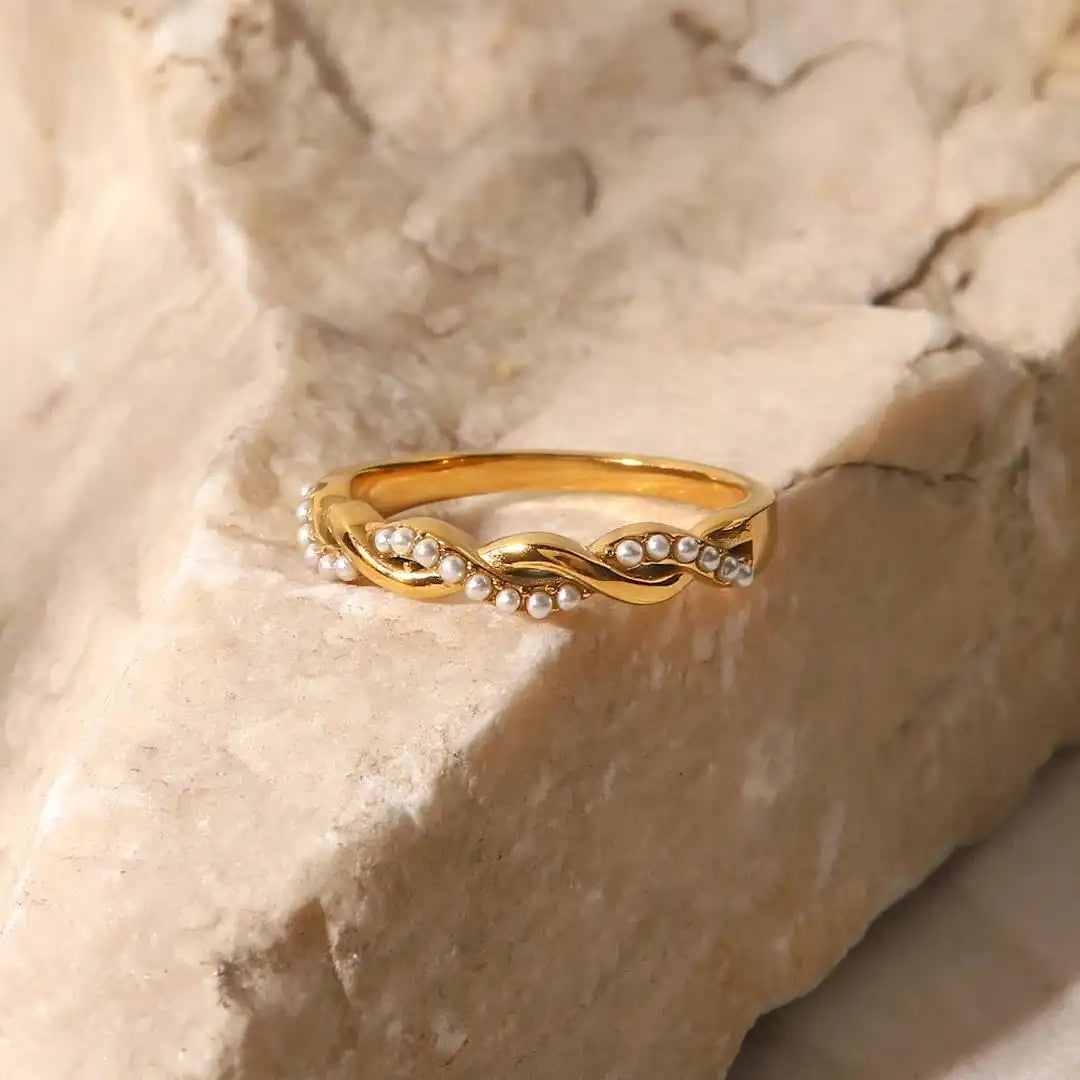 Anillo apilable fino de oro trenzado con perla