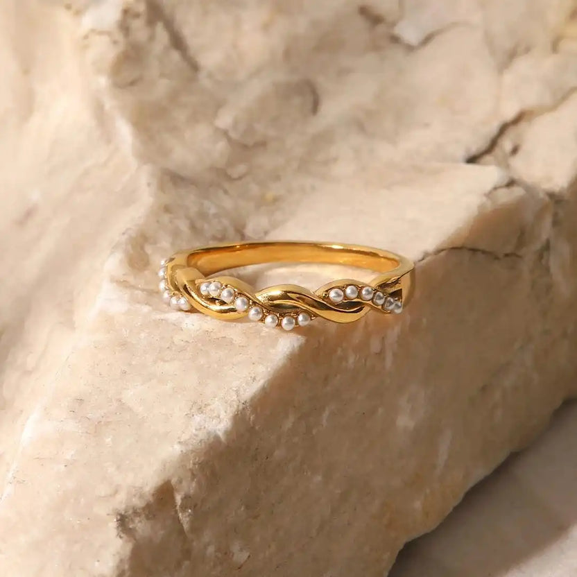 Anillo apilable fino de oro trenzado con perla