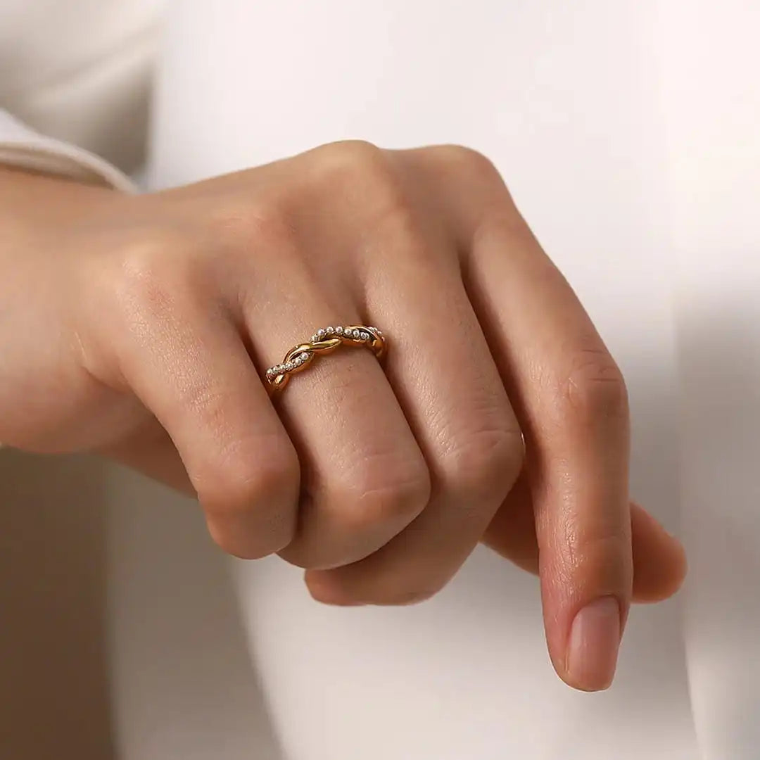 Anillo apilable fino de oro trenzado con perla – imagen 2