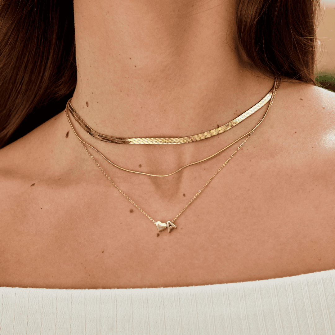 Collar con inicial y corazón de oro personalizado – imagen 5