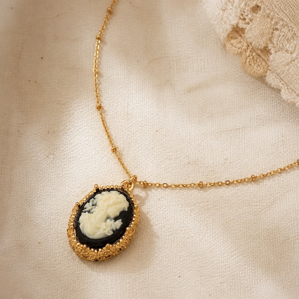 Collar antiguo de camafeo dorado