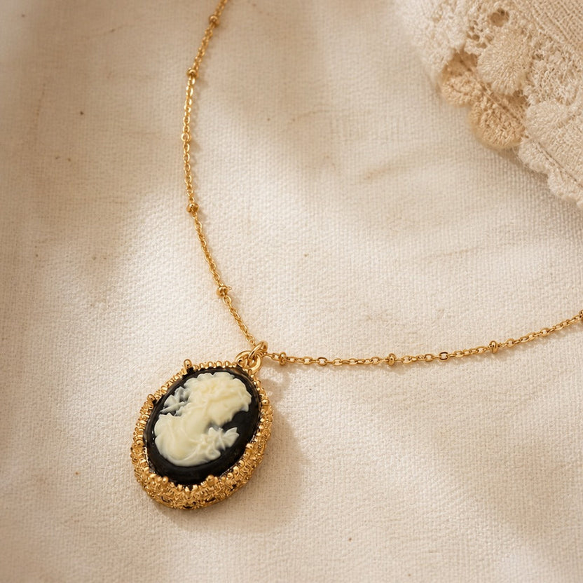 Collar antiguo de camafeo dorado