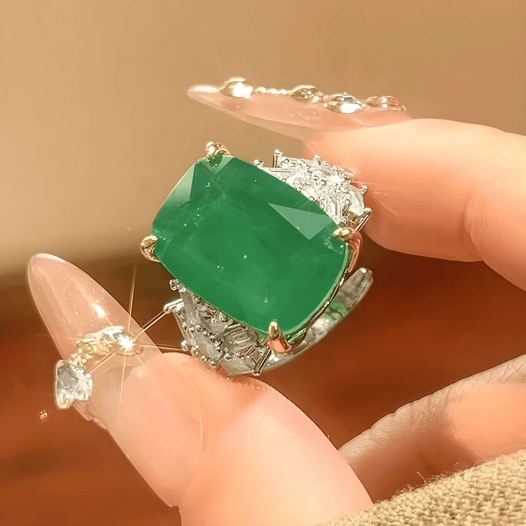 Anillo antiguo con cristal verde incrustado