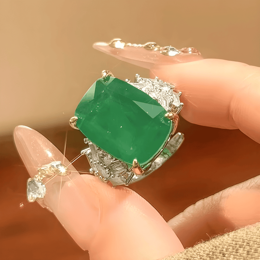 Anillo antiguo con cristal verde incrustado