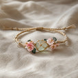 Pulsera artesanal trenzada con colgantes