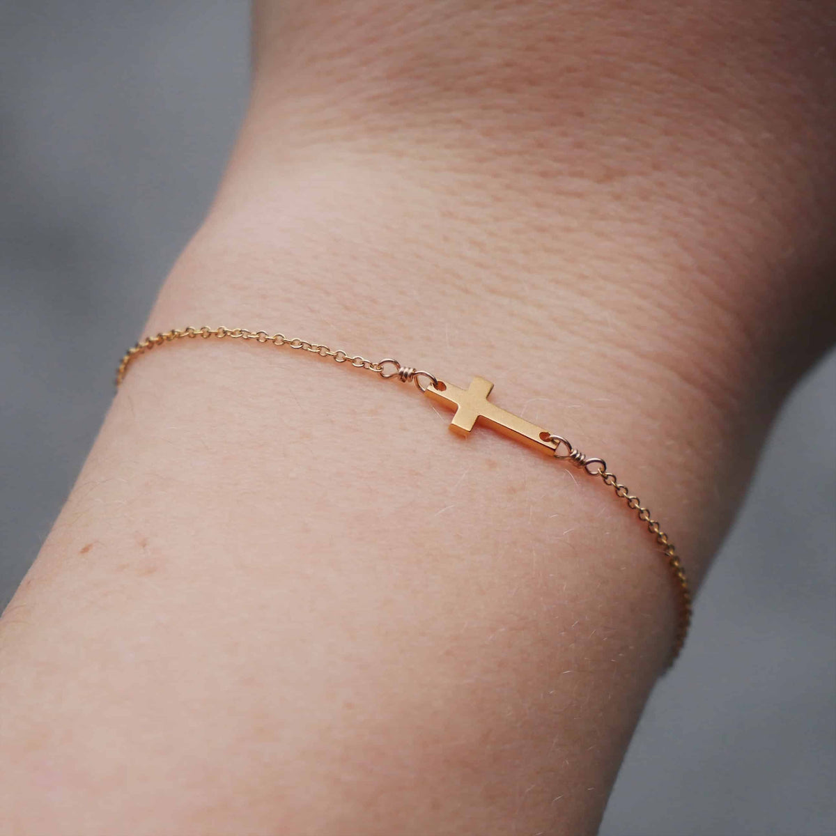 Pulsera sencilla con cruz