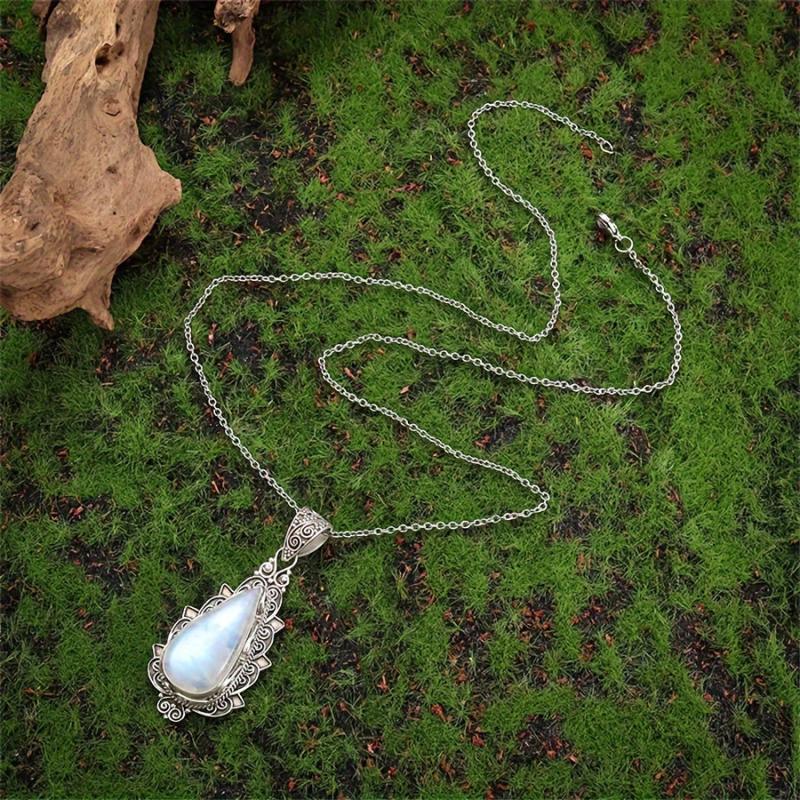 Collar vintage con colgante de piedra lunar – imagen 3