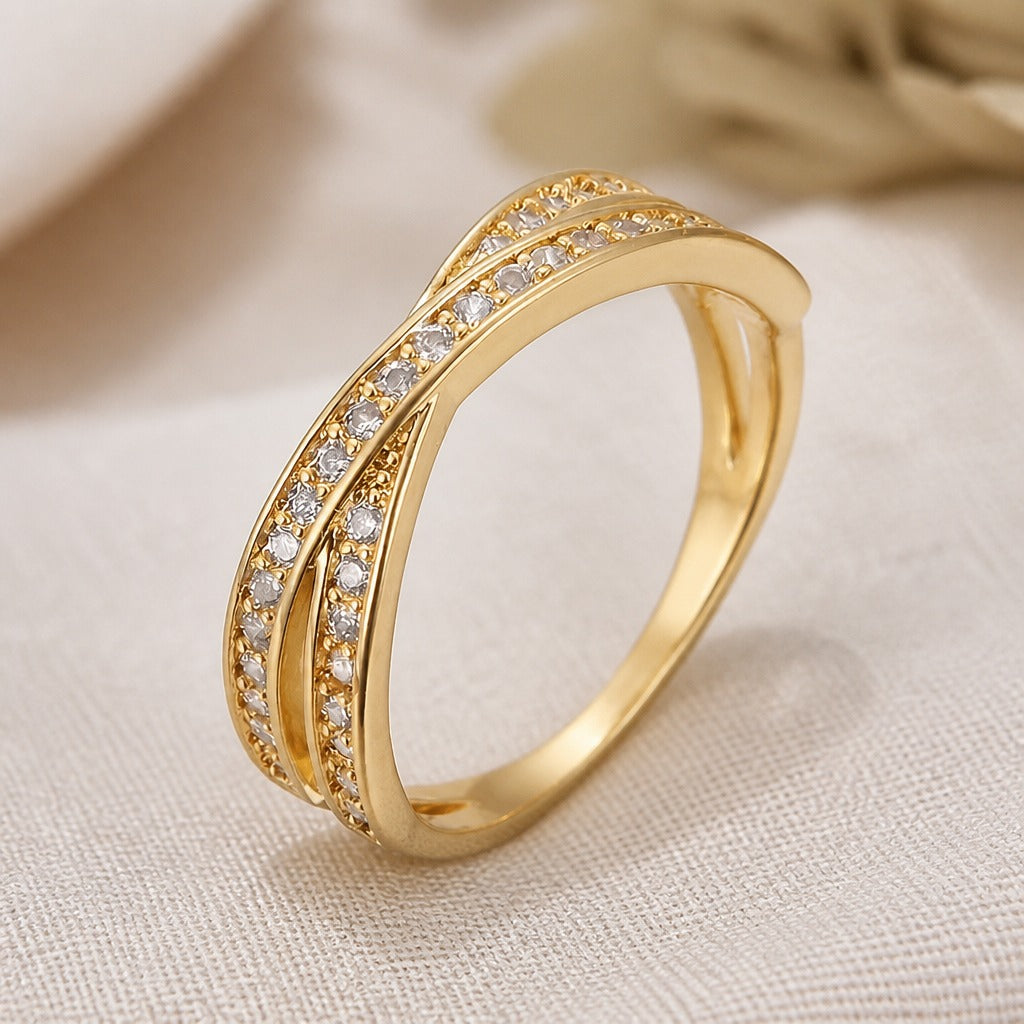 Anillo de oro con circonita y cruz radiante