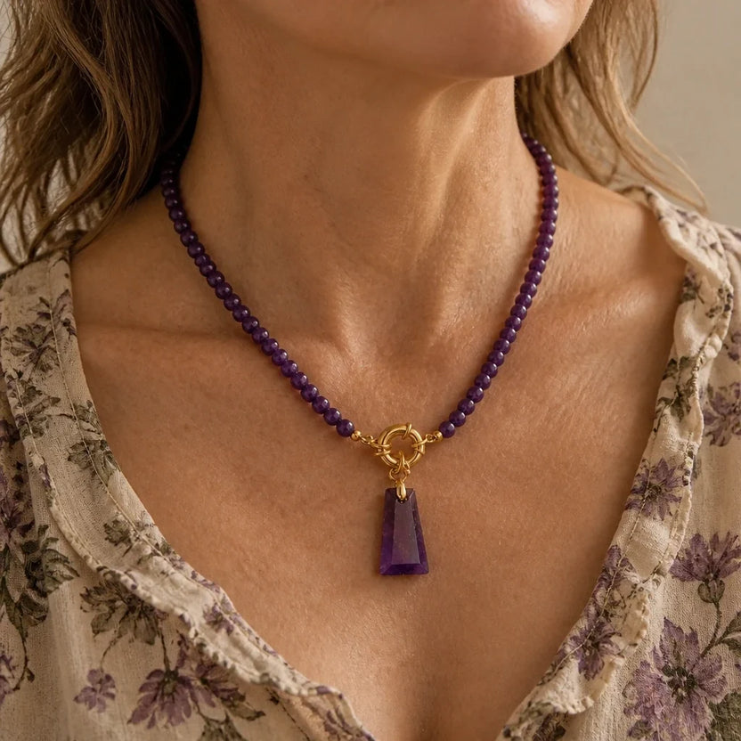 Collar con colgante geométrico de cuentas