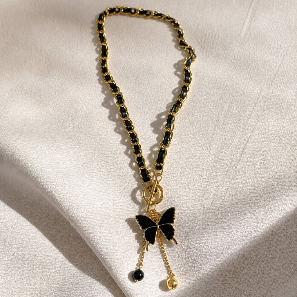 Collar colgante de mariposa con borla negra