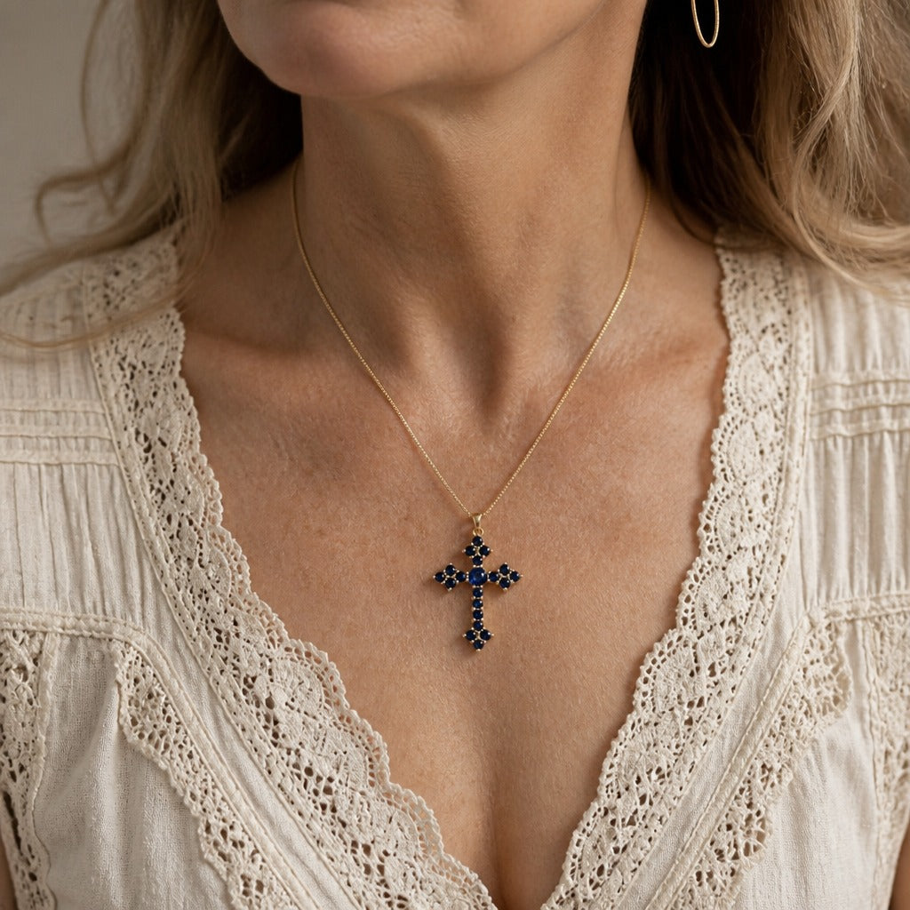 Collar con colgante de cruz de circonita azul