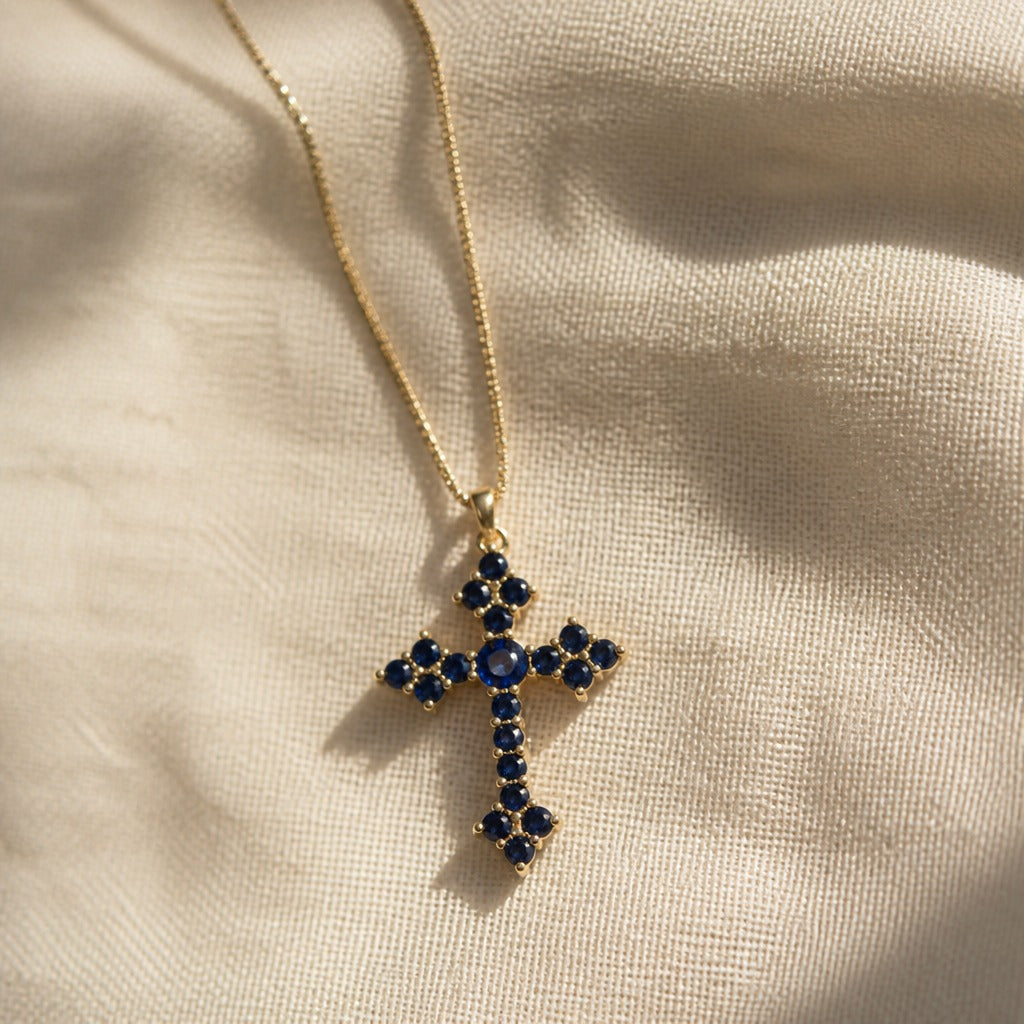 Collar con colgante de cruz de circonita azul – imagen 2