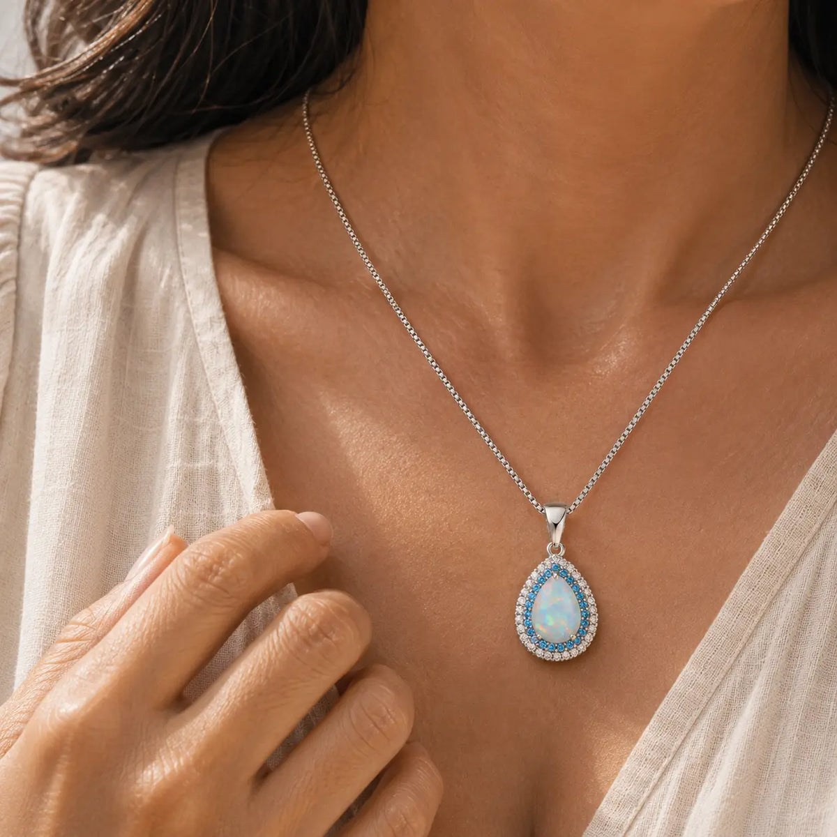 Collar con colgante de ópalo azul halo