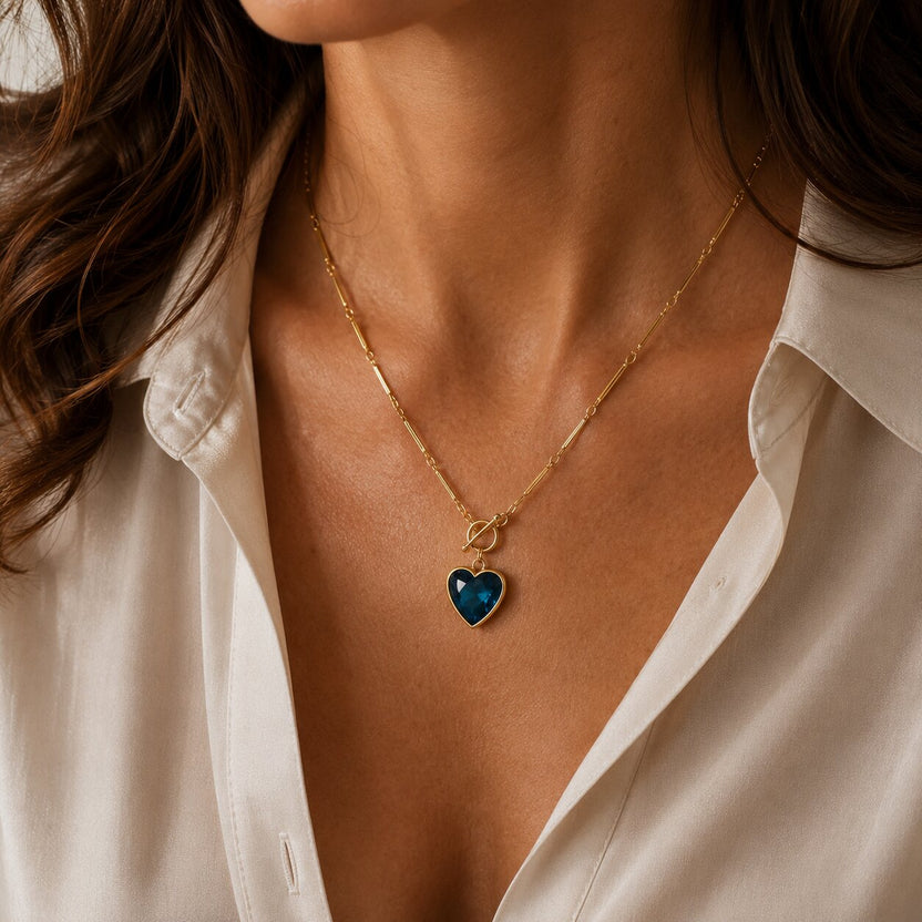 Collar con colgante de corazón de zafiro azul