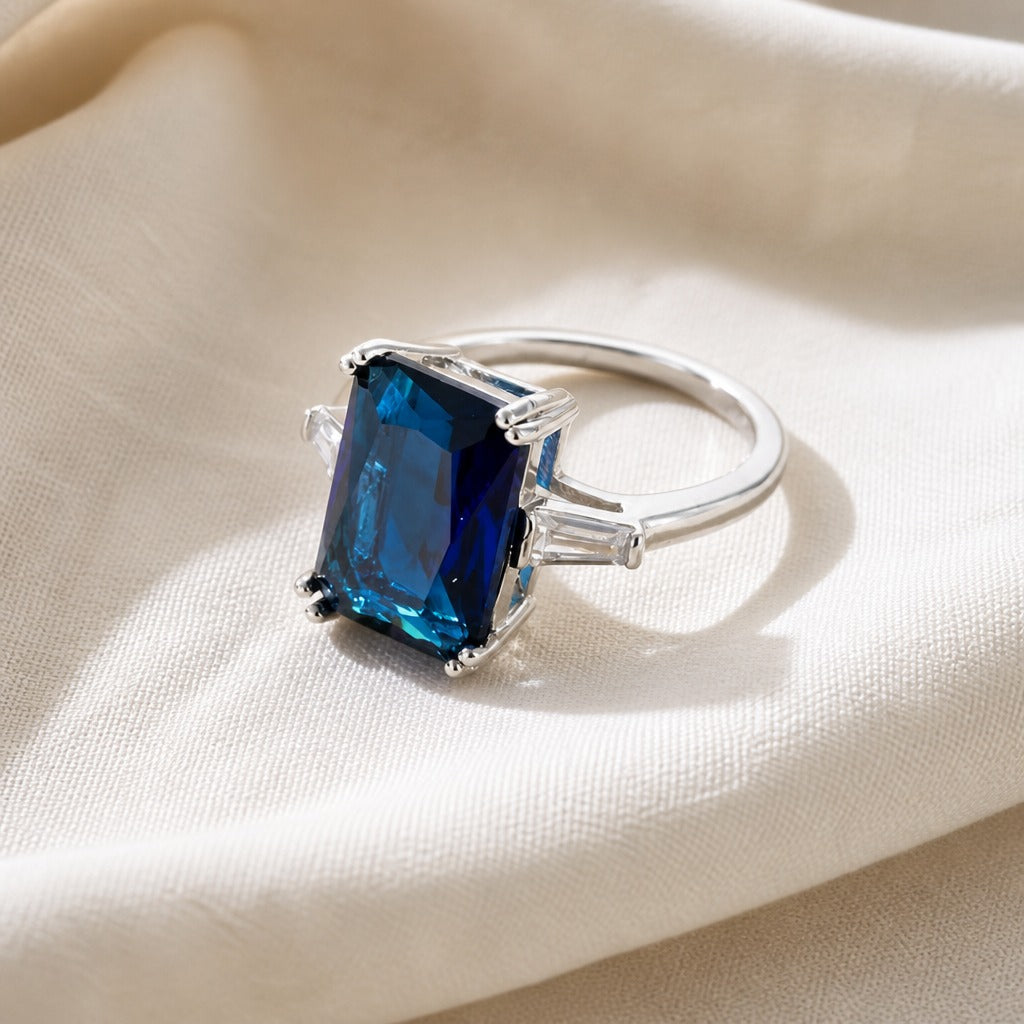 Anillo de plata con zafiro azul