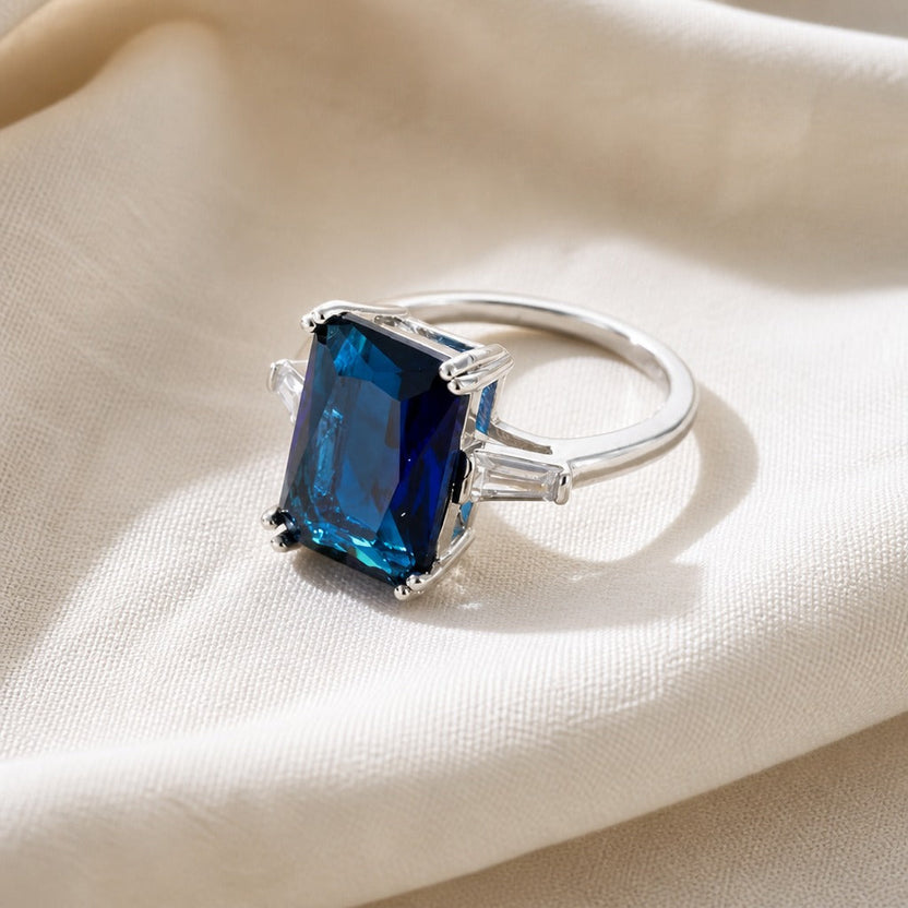Anillo de plata con zafiro azul
