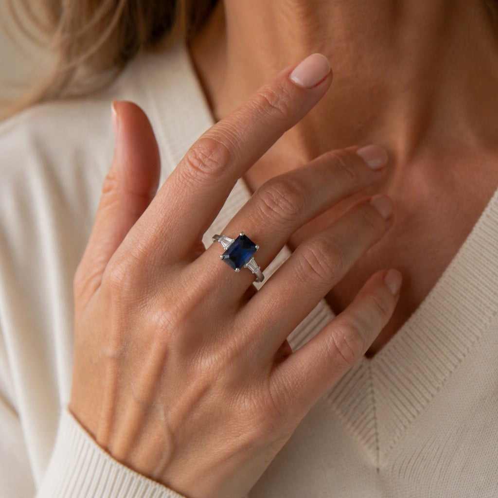 Anillo de plata con zafiro azul – imagen 2