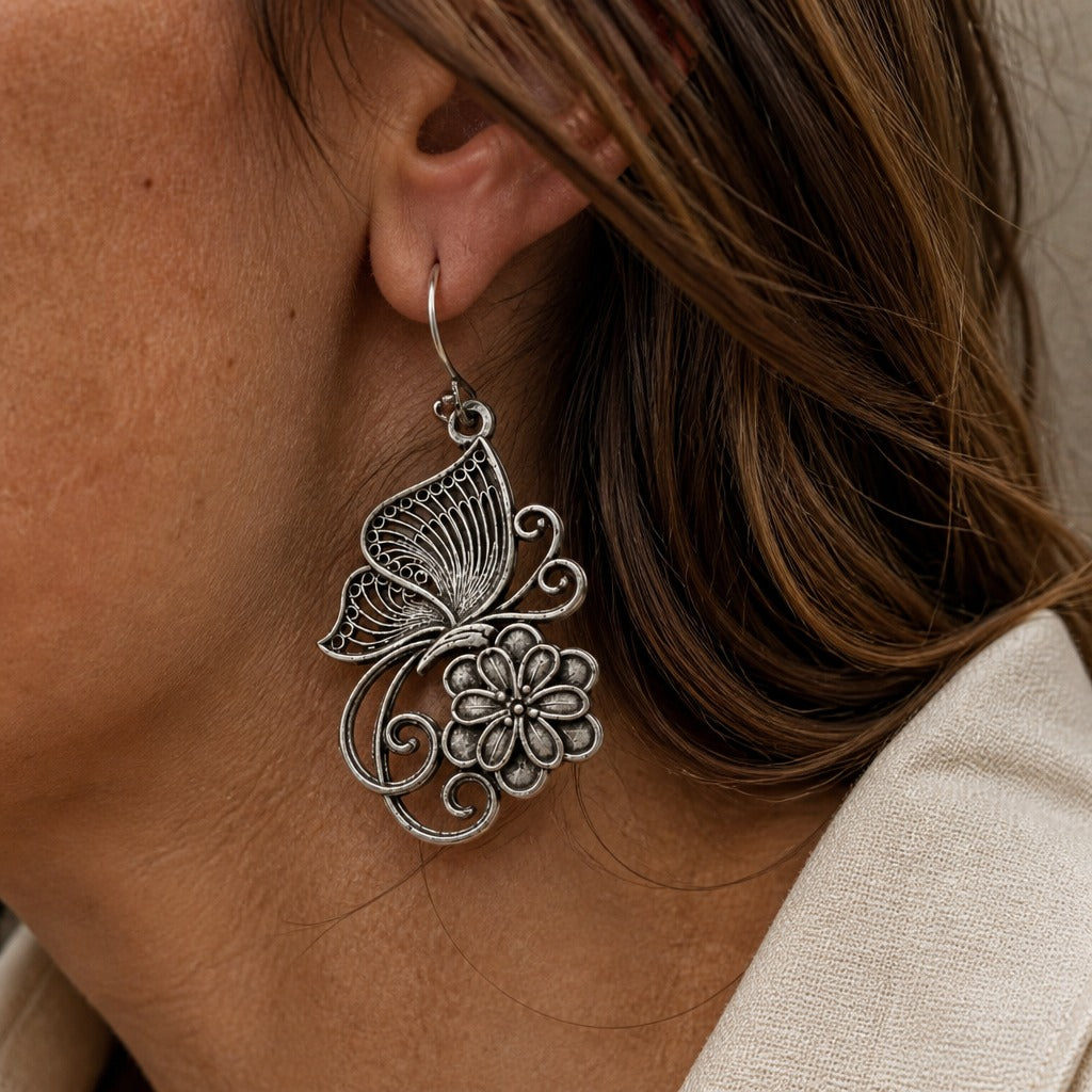 Pendientes bohemios de mariposa tallada y calada
