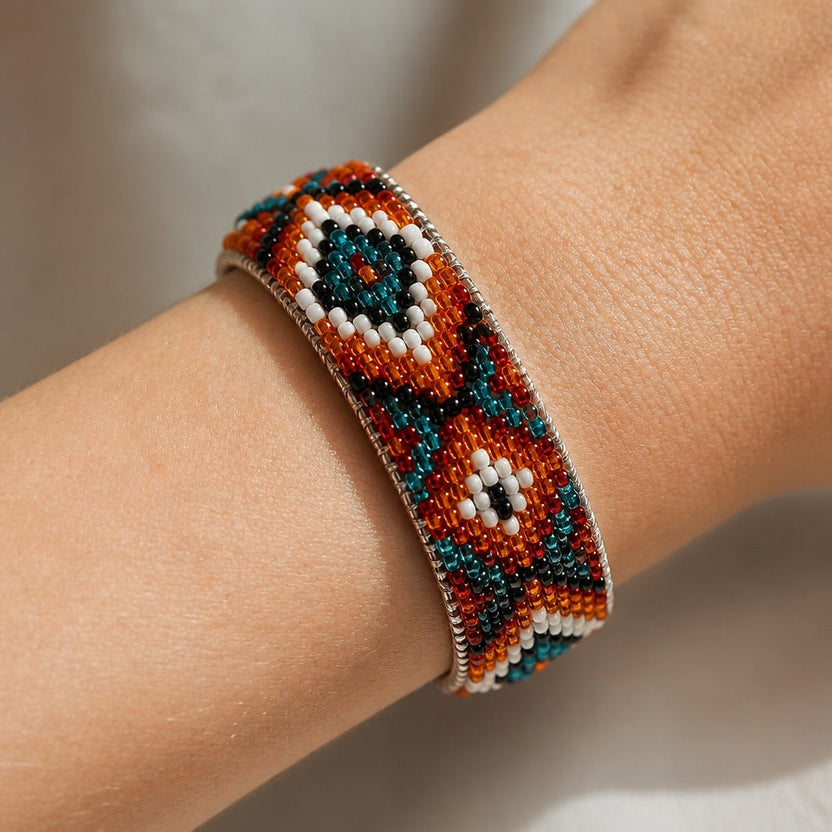 Pulsera geométrica artesanal de cuentas