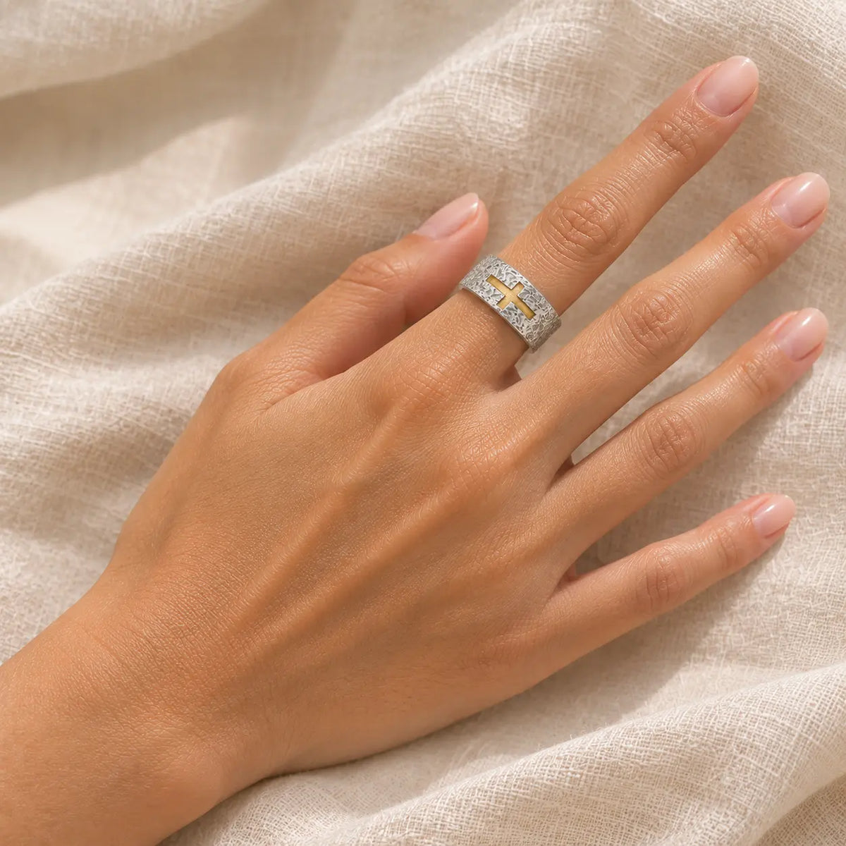 Anillo boho de cruz de banda de rock