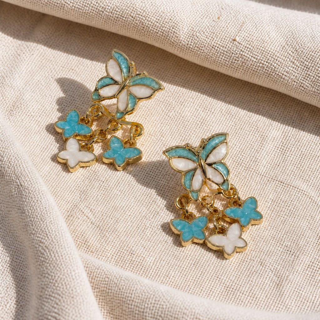Pendientes dorados con colgante de mariposa – imagen 2