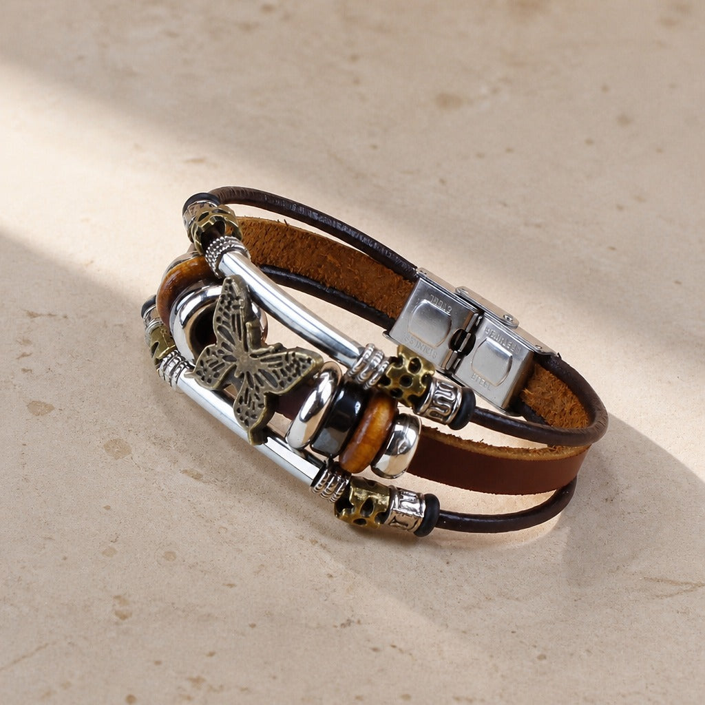 Pulsera de piel con mariposa grabada