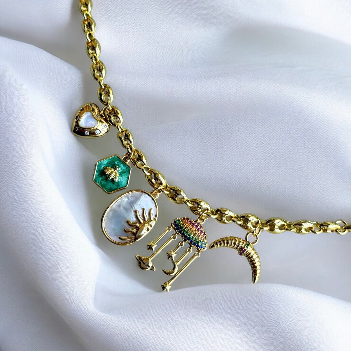 Collar de dijes Armonía Solar (artesanal y edición limitada) — Carmen, Lucía & Rocío