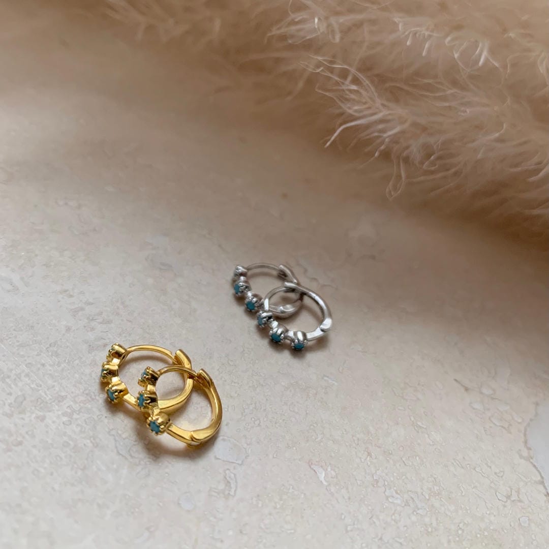 Mini pendientes aro turquesa en dorado o plateado – imagen 2