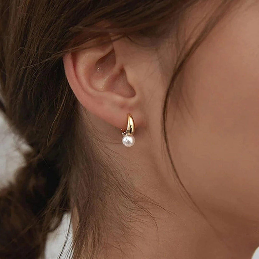 Pendientes pequeños de perla dorada
