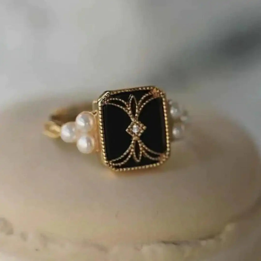 Anillo dorado antiguo con perla negra