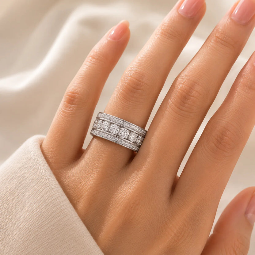Anillo grueso con circonitas engastadas