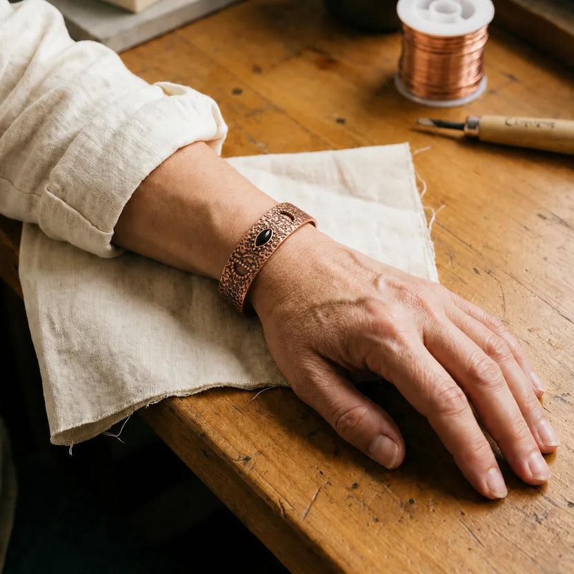 Pulsera de cobre de pedernal dorado