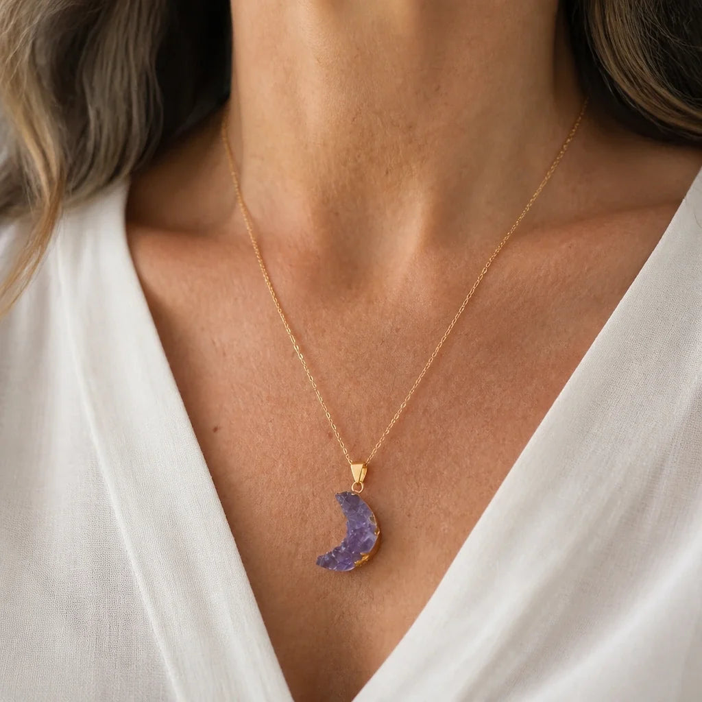 Collar con colgante de luna creciente