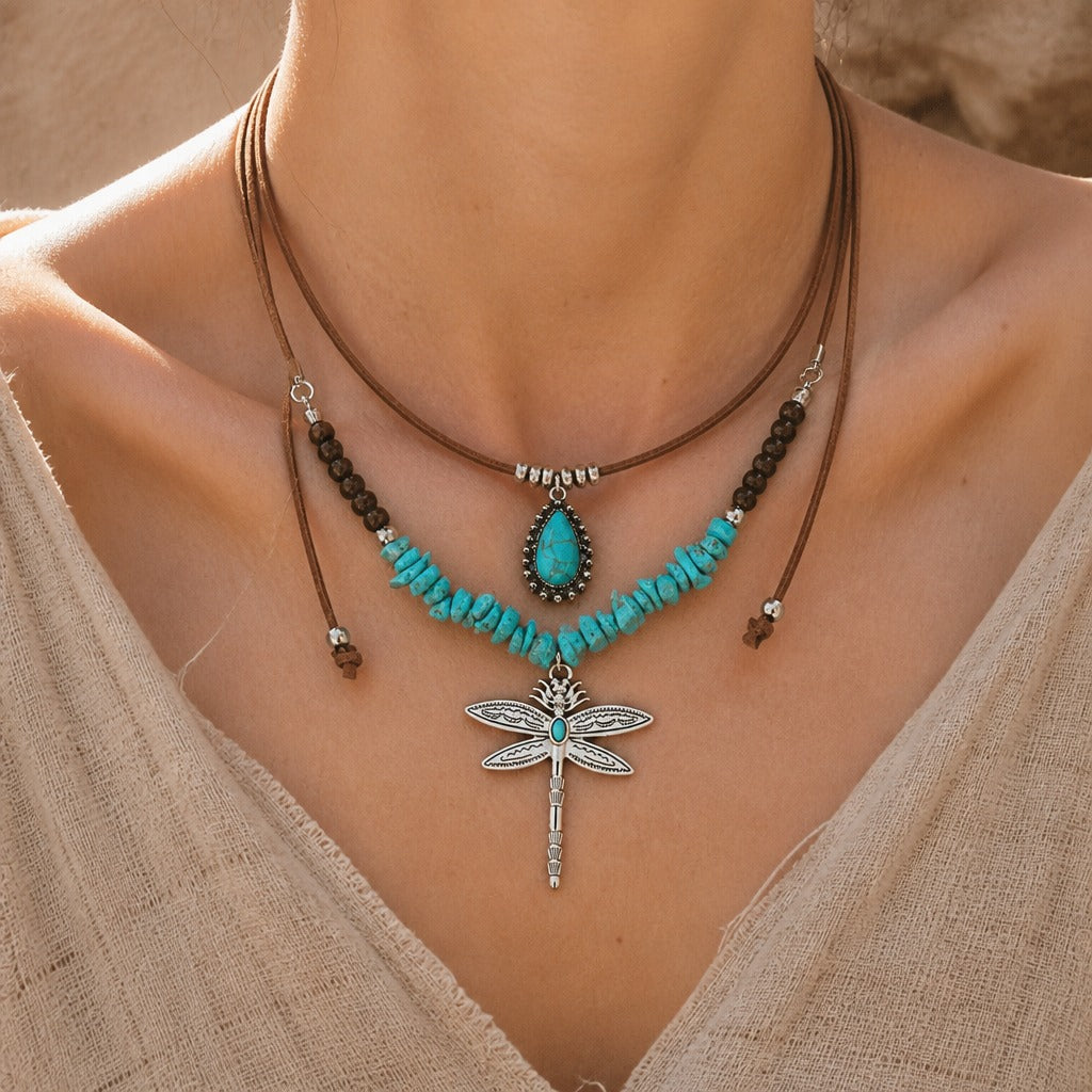Collar con colgante de libélula de piedra triturada