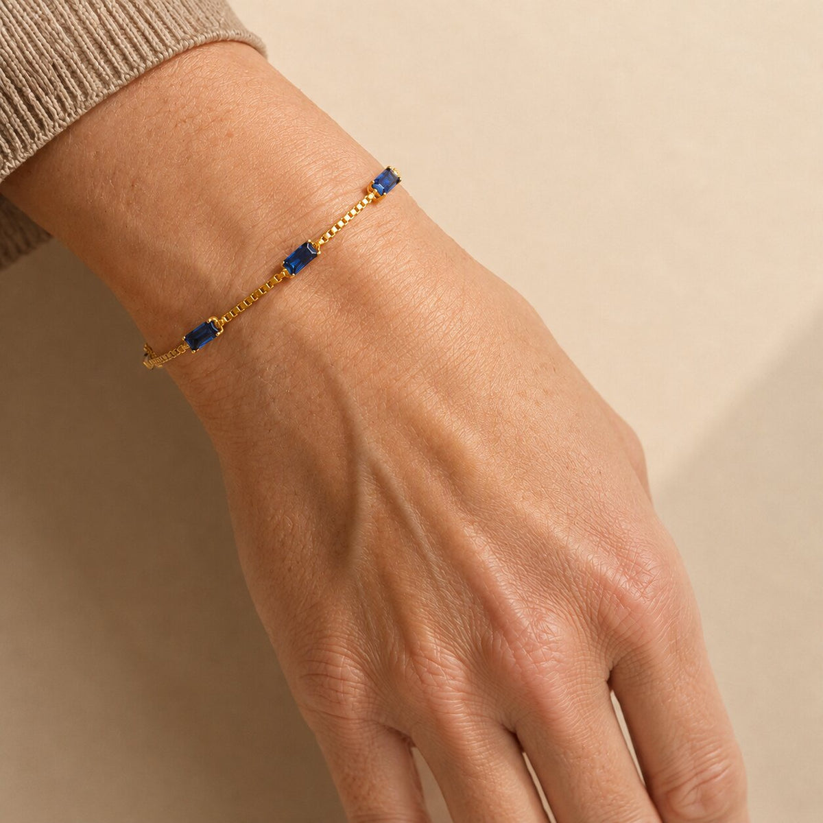 Pulsera dorada de cadena con circonitas