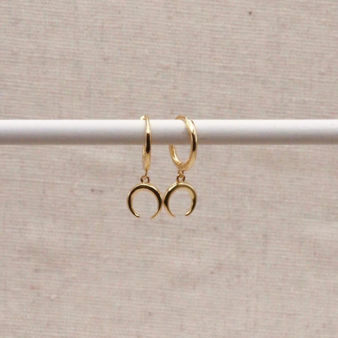 Aros de cuerno dorado en forma de media luna