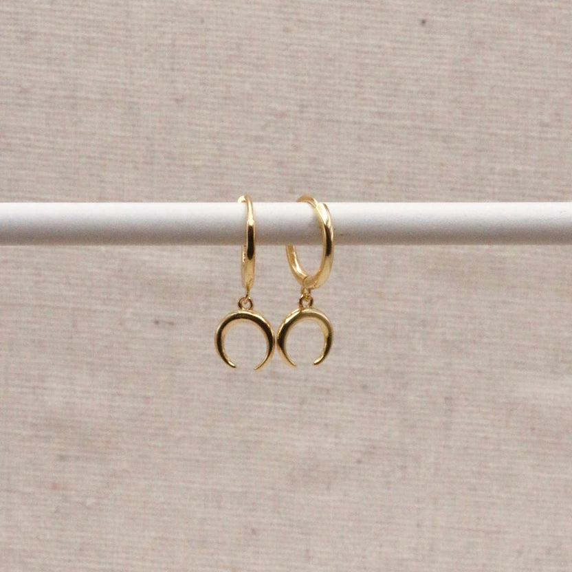 Aros de cuerno dorado en forma de media luna